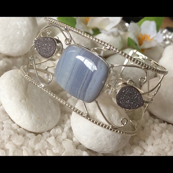 🎉💙GORGEOUS CUFF BRACELET🛍🛍 - Picture 2 of 8